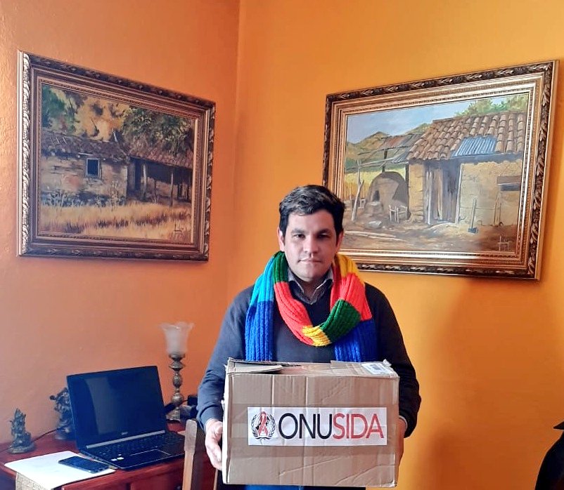 sidamaule's tweet photo. Gracias @OnusidaLatina por envío de 500 kits para Protección Personal (guantes y Mascarillas). apoyar a la comunidad en tiempos de COVID es nuestra principal preocupación y apoyo @CesrNunez  nos motiva a seguir trabajando a paso firme. cc @PNUDChile @opsomschile @ONUSIDAConoSur https://t.co/7YnR63AnP6