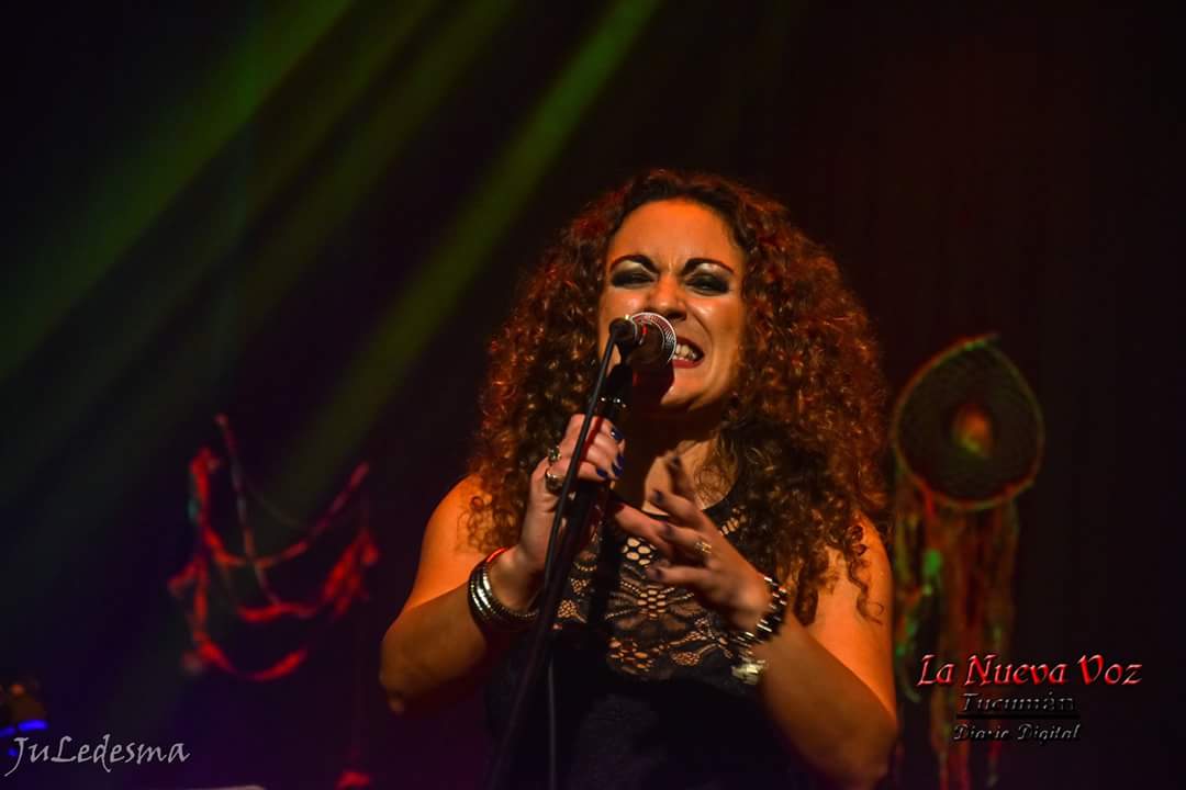 NoeliaScalora's tweet photo. "Por que cuando interpreto, entrego mi alma a la canción".
24 de julio, Día del Intérprete Nacional
Ph: @julianita79
#noeliascalora #cantantetucumana #música #folk #musicapopular #músicaargentina #cantante #singer #music #24dejulio #diadelinterprete https://t.co/cF2dbVSSJF