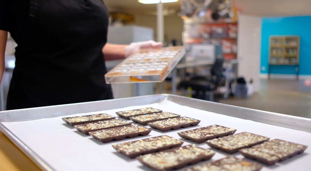 cheekywell's tweet photo. That happy feeling when all your chocolate bars turn out perfectly🥳🙌!
Handcrafting chocolate bars without soy lecithin isn’t always easy but wow is it rewarding when the chocolate loves you back😌
#cheekywell #cbd #AustinCBD #austintexas #vegan #healthy #happy #chocolatier https://t.co/cHl9sTgMIy