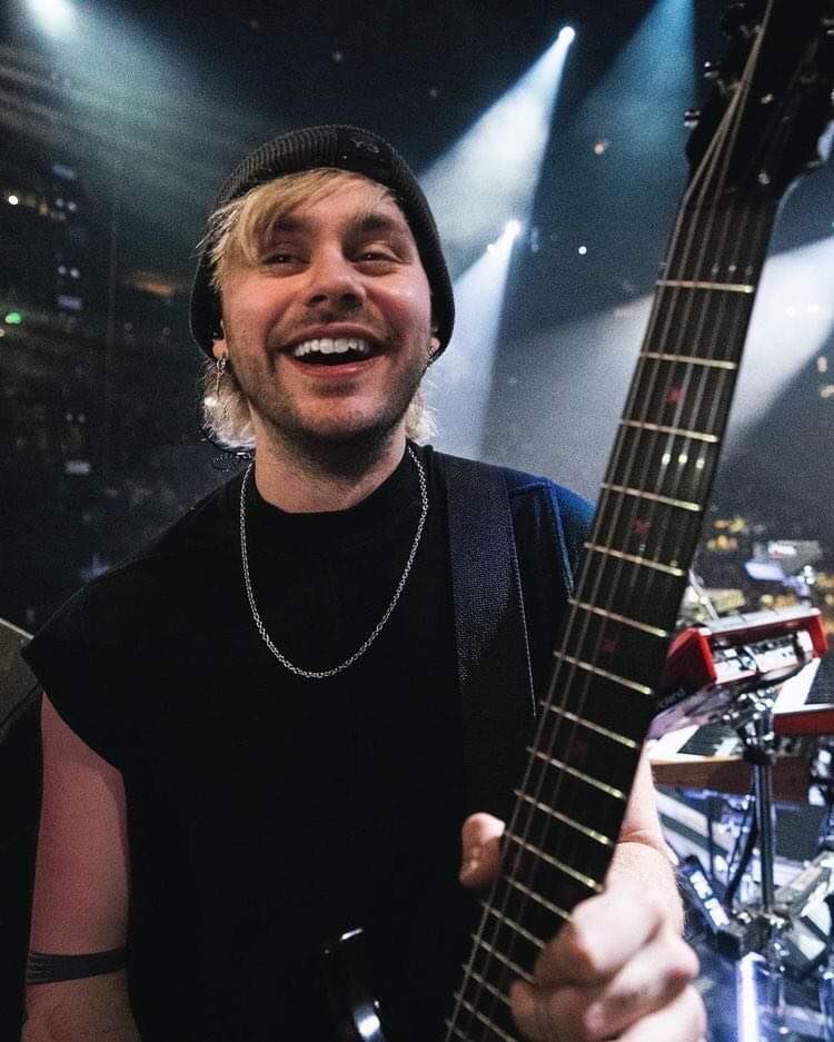 more smiley pics ‘cause i never get enough of them #MTVHottest 5 seconds of summer