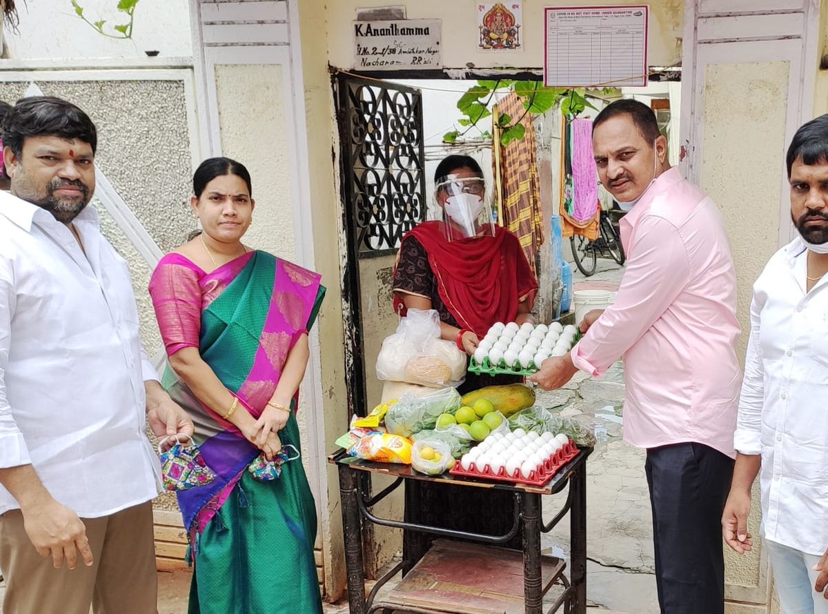 ShekarSaizen's tweet photo. #ktrtrs #GiftASmile 
తెలంగాణ రాష్ట్ర సమితి రథసారథి గౌరవనీయులు శ్రీ తారక రామారావు గారికి జన్మదిన శుభాకాంక్షలు

Bandari Laxmareddy garu &amp;
Corporator Shanthi SaiZen Shekar
Distributed Nutrition food eggs fruits vegetables dryfruits grocery &amp; vitamin tablets to all COVID patients https://t.co/ijCcH2kkkK