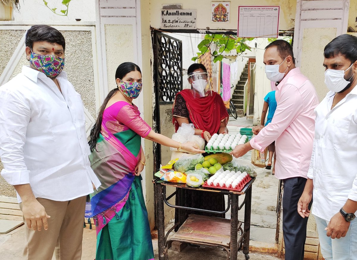 ShekarSaizen's tweet photo. #ktrtrs #GiftASmile 
తెలంగాణ రాష్ట్ర సమితి రథసారథి గౌరవనీయులు శ్రీ తారక రామారావు గారికి జన్మదిన శుభాకాంక్షలు

Bandari Laxmareddy garu &amp;
Corporator Shanthi SaiZen Shekar
Distributed Nutrition food eggs fruits vegetables dryfruits grocery &amp; vitamin tablets to all COVID patients https://t.co/ijCcH2kkkK