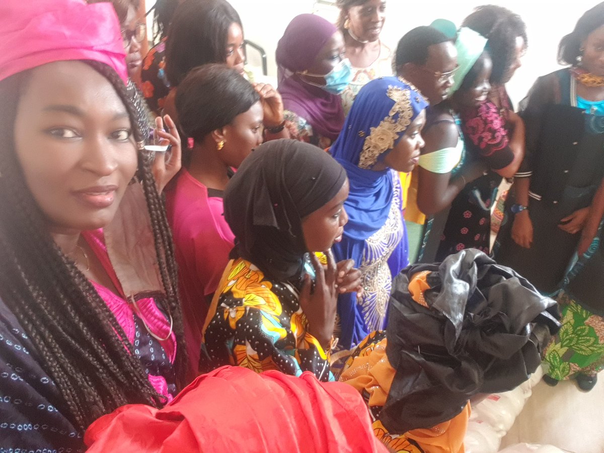 tackodieye's tweet photo. Semaine riche à la rencontre du potentiel du #Senegal!  D'abord la Ville Passy avec une belle vision #SmartCity et #Ngaparou avec des femmes entrepreneurs du tonnerre! 🙏🏾@apiafrique et au réseau @ReseauMburu merci pour l'accueil #inclusion #digitalisation #RSE #Sonatel https://t.co/jCHpMyIUpL