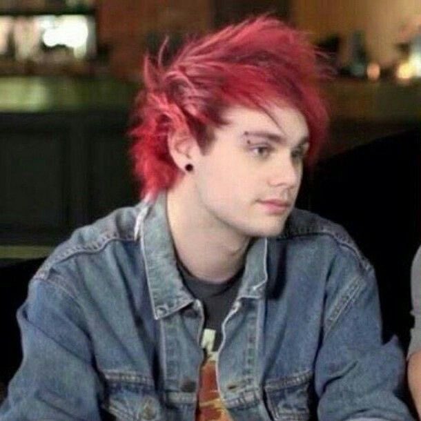 i miss his red hair and the eyebrow piercing  #MTVHottest 5 seconds of summer