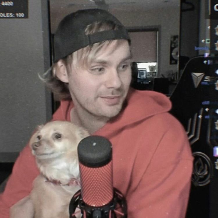 with pets   #MTVHottest 5 seconds of summer