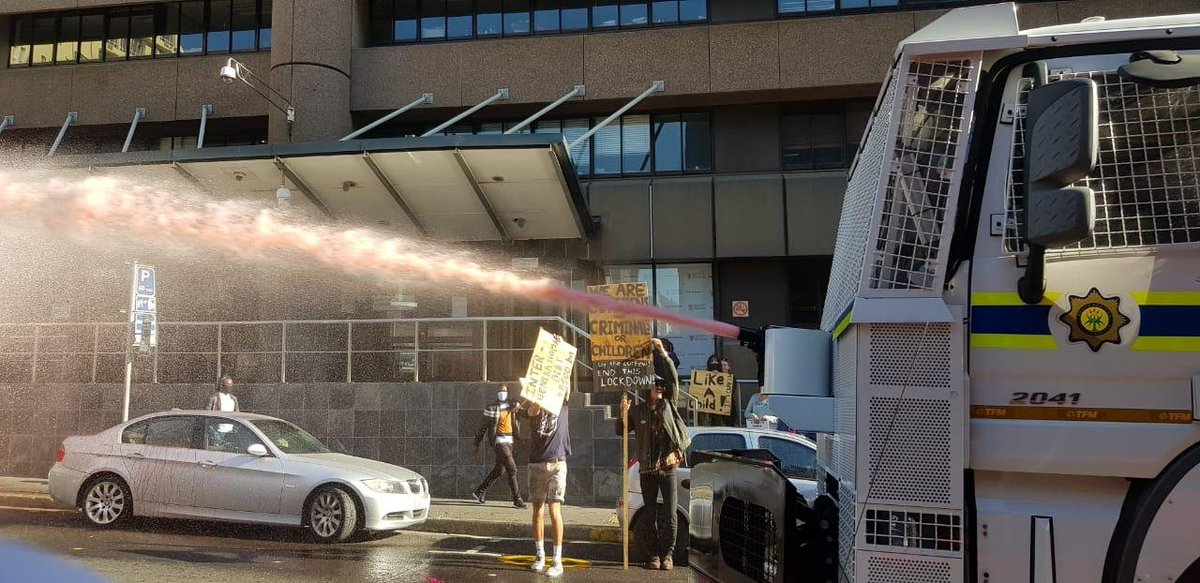 TheEazyEd's tweet photo. I totally understand why police don't go to townships protests with water cannons. How evil can you be!? We can't deliver water for your use, but we can definitely spray you with litres and litres of it.😳😳😏
#CapeTown #RestaurantProtest https://t.co/D6uKuhWdVA