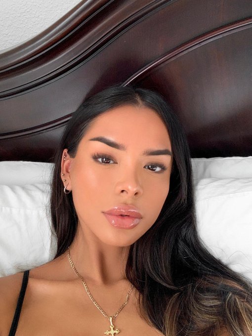 On my pretty girl shit https://t.co/wFEmYwIP2Z