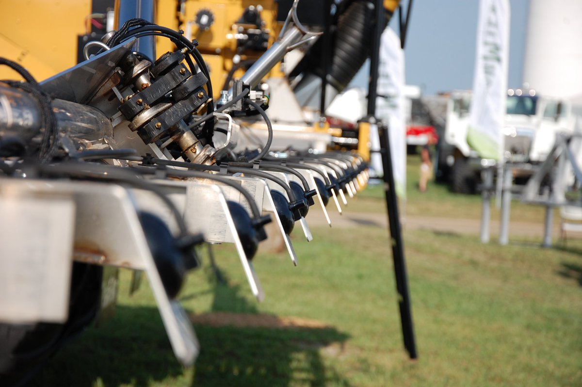 EvanHansmeier's tweet photo. Tired of dealing with poor dry product applications? With Recon SpreadSense from Inteligent Ag you can spread with confidence thanks to flow and blockage detection for each deflector on your Air Boom machine. Reach out to us for more info on Deere, Ag-Chem, and Case machine kits. https://t.co/m6ZNEdymOe