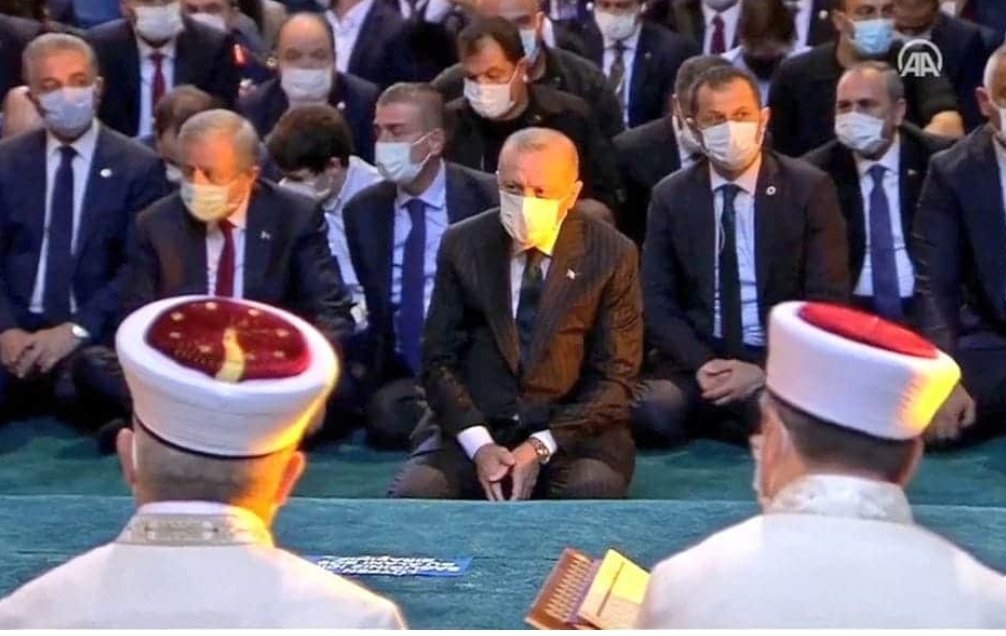 LadyDiko's tweet photo. How pathetic!
A gangster pretend to be a religious person just to steal the votes of ignorant people.
#Ertogan @MevlutCavusoglu @kmitsotakis @MustafaAkinci_1 @AnastasiadesCY https://t.co/hOnQ2FBhQh