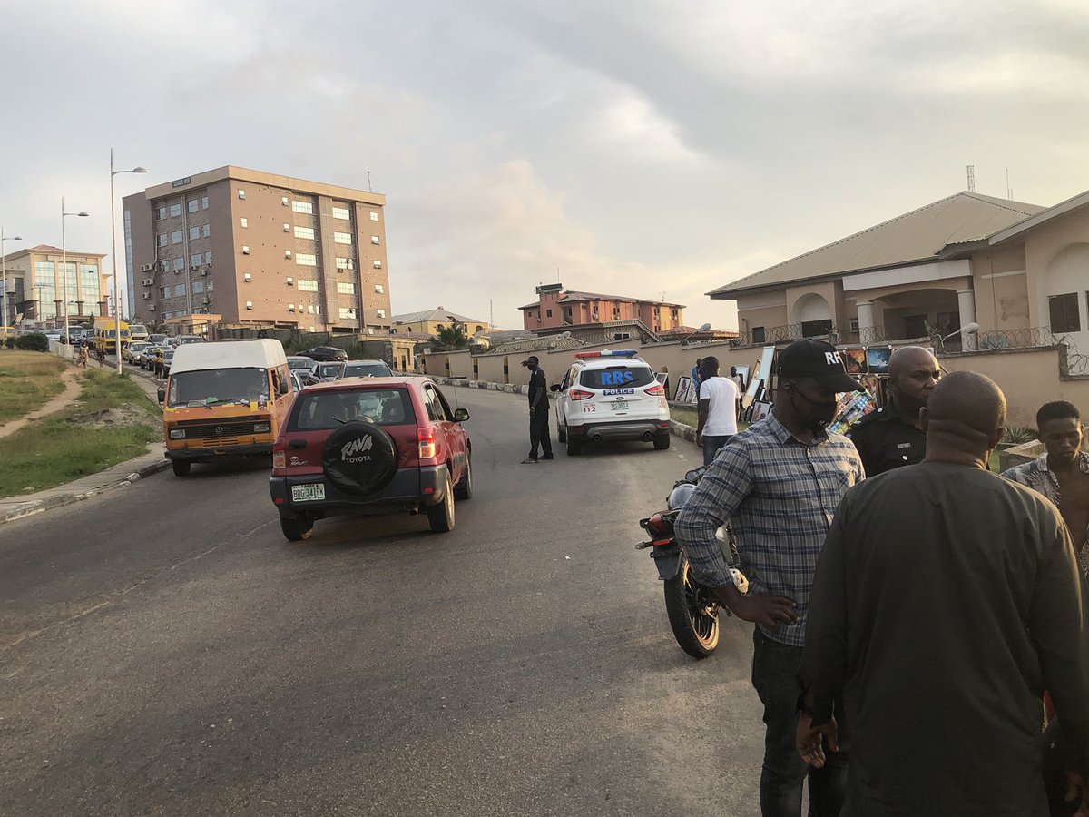 Police Officers and passersby assisted this young man who had an athsma attack along Otedola Bridge on his way back from work. His inhaler got exahuasted so the officers quickly got another one from the RRS medics. He is fine now and is on his way home. #StaySafe #TheGoodGuys