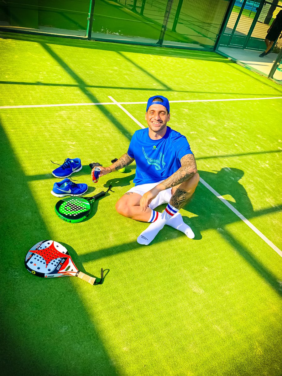 Tarde de #Padel con amigos y victoria (así se llama la que me vende la ropa 🤪) no gano ni de broma🏆 ... y además soy de los que me gusta ganar hasta durmiendo! ... Ósea hoy picada máxima! 😎 #organic #padeltime #padeladdict #sportlife