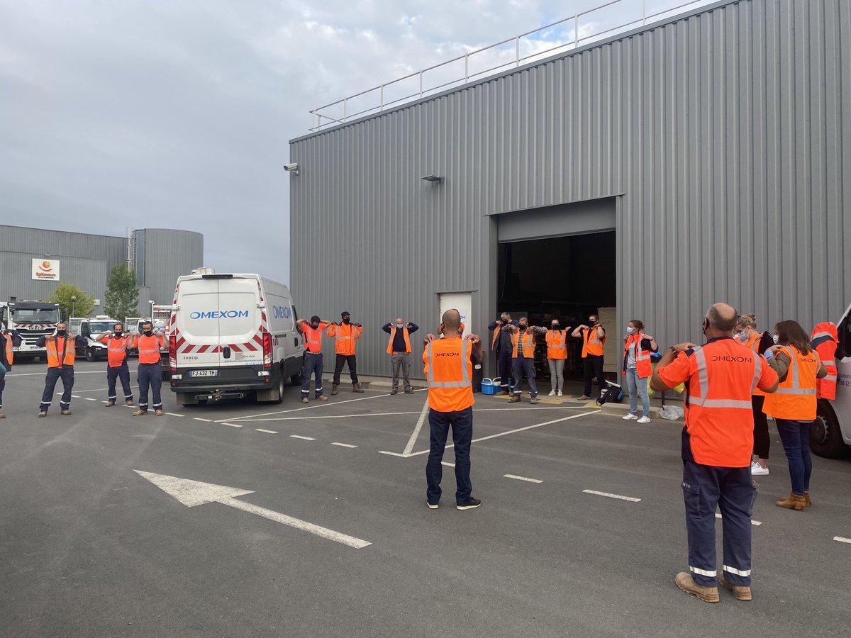 CheenneF's tweet photo. Causerie Prévention à l’aube des congés d’été : précaution au travail sous chaleurs, COVID 19, et rituel d’échauffement pour @CiteosOfficial à Tours et @Omexom_Official Distribution Tours. Le tout en gardant ses distances ! #citeos #weareomexom #vincienergies https://t.co/53tkfQIFUR