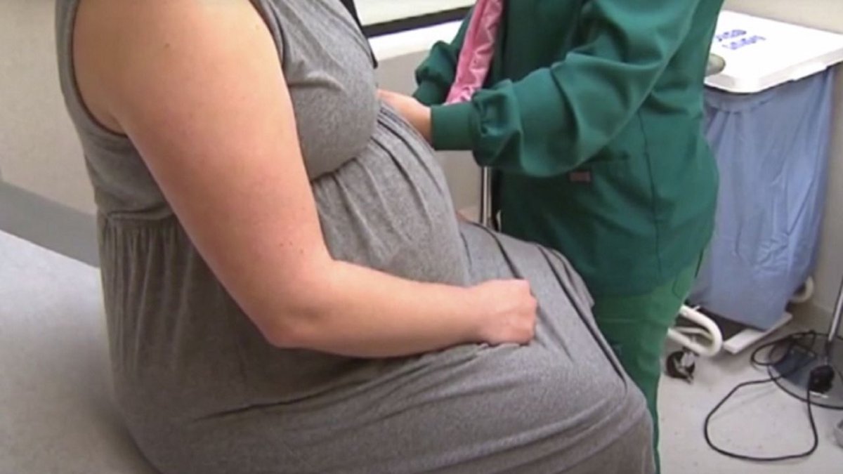 BirthChicago's tweet photo. “What we want to understand is not just at the time of delivery what this may mean for the baby, but also she gets a virus early in the pregnancy, say in the first trimester, .. what that means for her and for the baby”

#maternalhealth #COVID19 #birth
https://t.co/gmtPyHyoux https://t.co/YYELVh8OWk