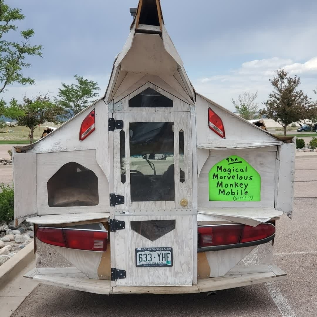 smenonbooks's tweet photo. Found this in the parking lot at the grocery store. Is it a traveling troupe of monkeys who stopped to buy a bunch of bananas? People *dressed* like monkeys? I'm desperate to know. 🤣 ⠀
*⠀
Any guesses on what it might be? 🦧⠀
*⠀
#bookstagram #bookn… https://t.co/gL04DvnOcN https://t.co/r6uFEKHNM1