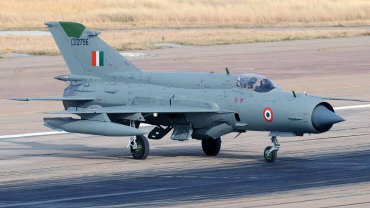 The aerial confrontation happened between these aircrafts:IAF - 3MiG-21 Bisons, 2 upgraded Mirage 2000INs and 4 Su-30MKIs.