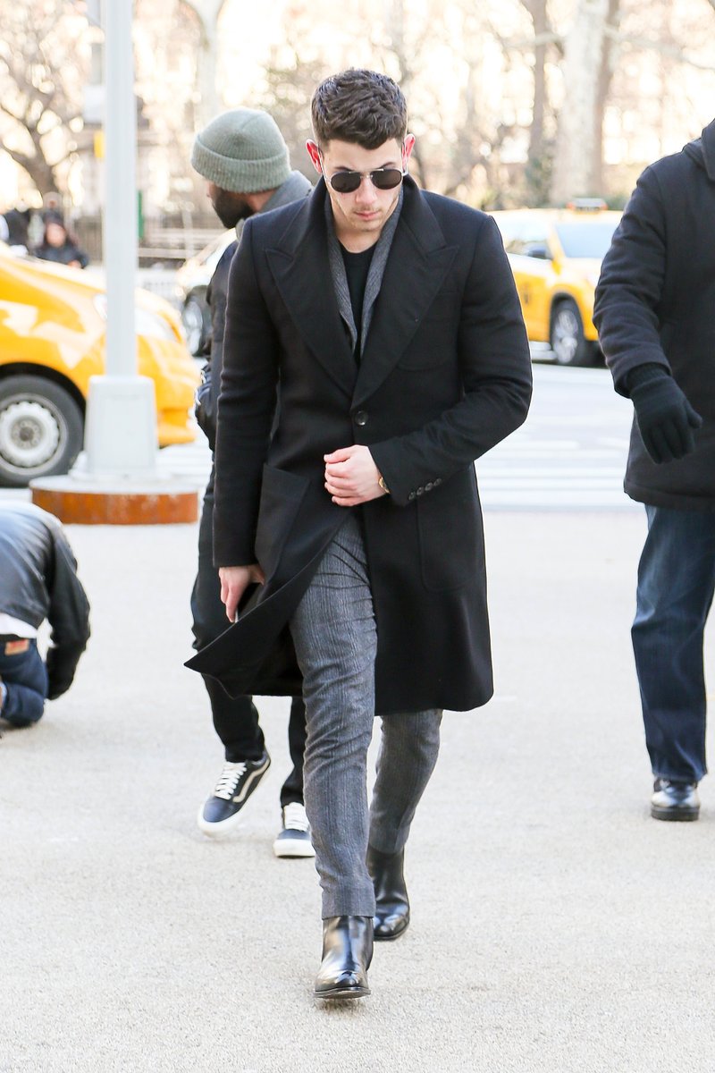 JickNonasNews's tweet photo. Nick Jonas: street style ✨ https://t.co/Mztej815pU