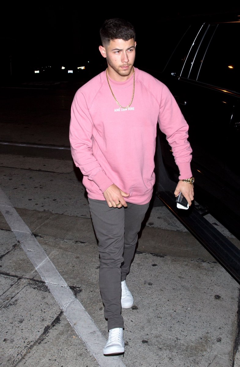 JickNonasNews's tweet photo. Nick Jonas: street style ✨ https://t.co/Mztej815pU