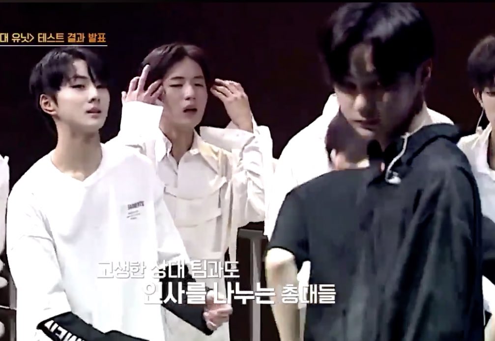 มองตั้งแต่เดินมา รู้แน่ๆว่าน้องต้องการกอดอุ่นๆ ;___; 
#เนียลวอน