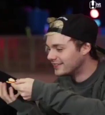 look at his cute lil smile :( #MTVHottest 5 seconds of summer