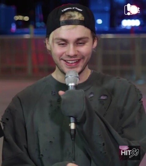 look at his cute lil smile :( #MTVHottest 5 seconds of summer