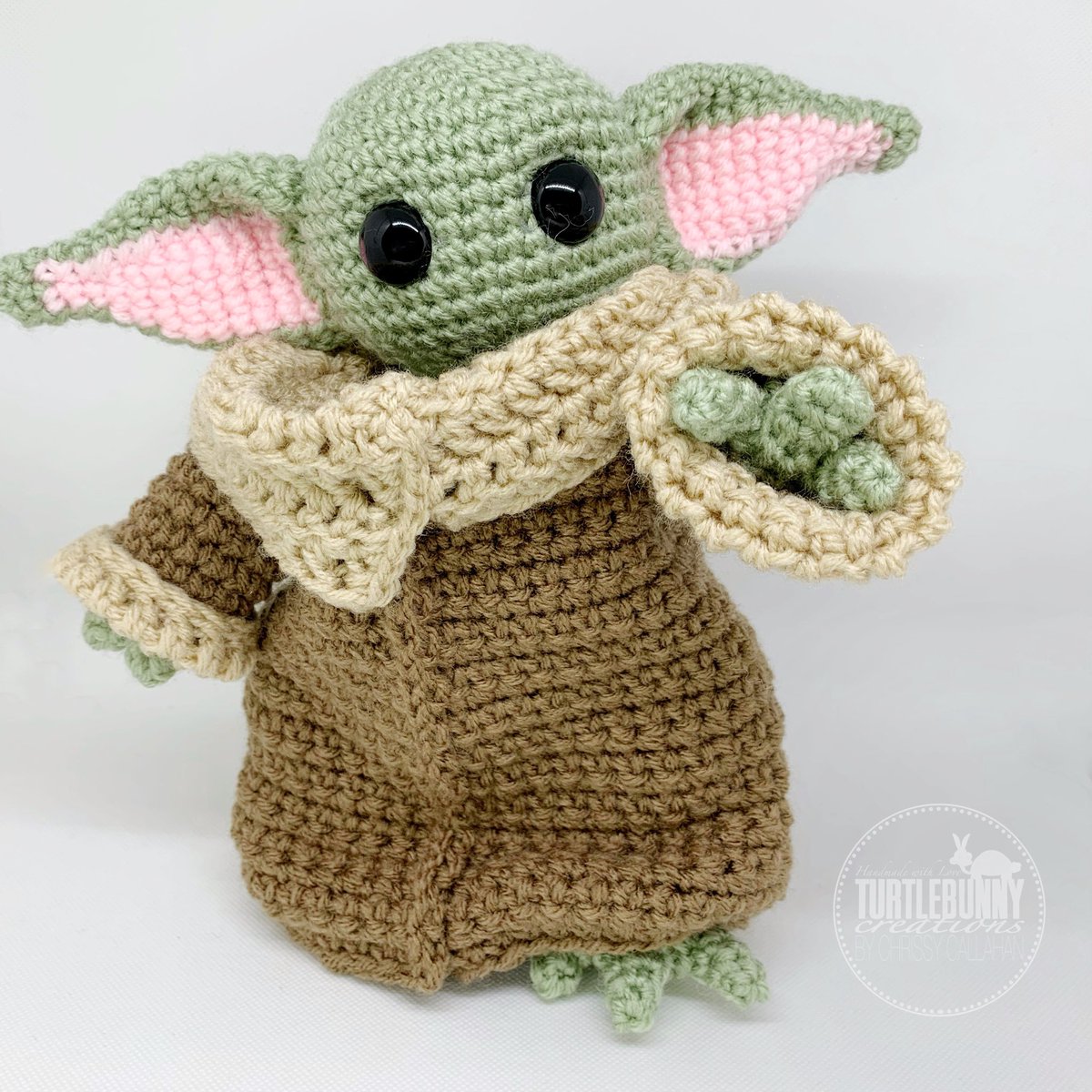 HandmadeChrissy's tweet photo. ICYMI...😍😍😍

See the full post at https://t.co/T6l5LGFCkA for #comicconathomeartshow info and my #ff tip to get started in nerd crafting with @ThunderBayPress 🤗

#sdccathome #sdcconline #comiccon #sdcc2020 #babyyoda #thechild #starwars #mandalorian #amigurumi #crochet https://t.co/ZGVc19Bz7U