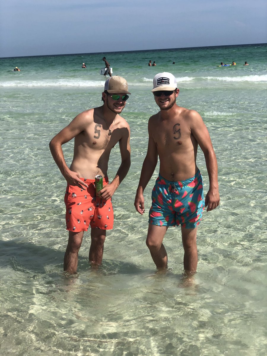 CaylSieber's tweet photo. Livin the good life 🍻😎 https://t.co/kElbV79PVL