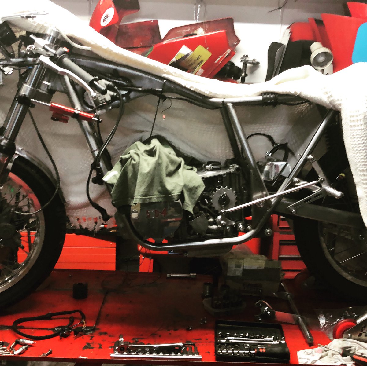 MPurslowRacing's tweet photo. Well the 500/4 is nearly ready for Scarborough 😂😂😅 @MountOlivers #racing #honda #hondaracing #classic #classichonda #classicracing #roadracing #500four https://t.co/hchZhXZ2Q4