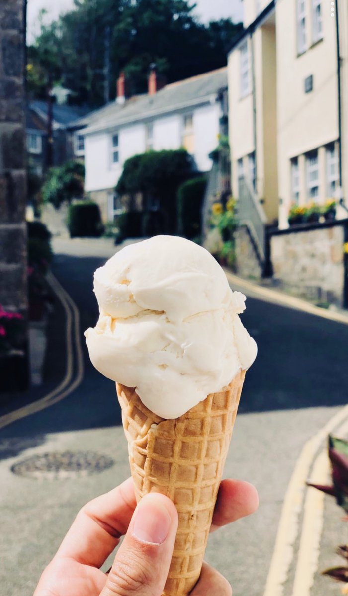 IIIIWALEEDIIII's tweet photo. When you ask for chocolate but get vanilla instead... 🤔 https://t.co/BNT7jfkPNV