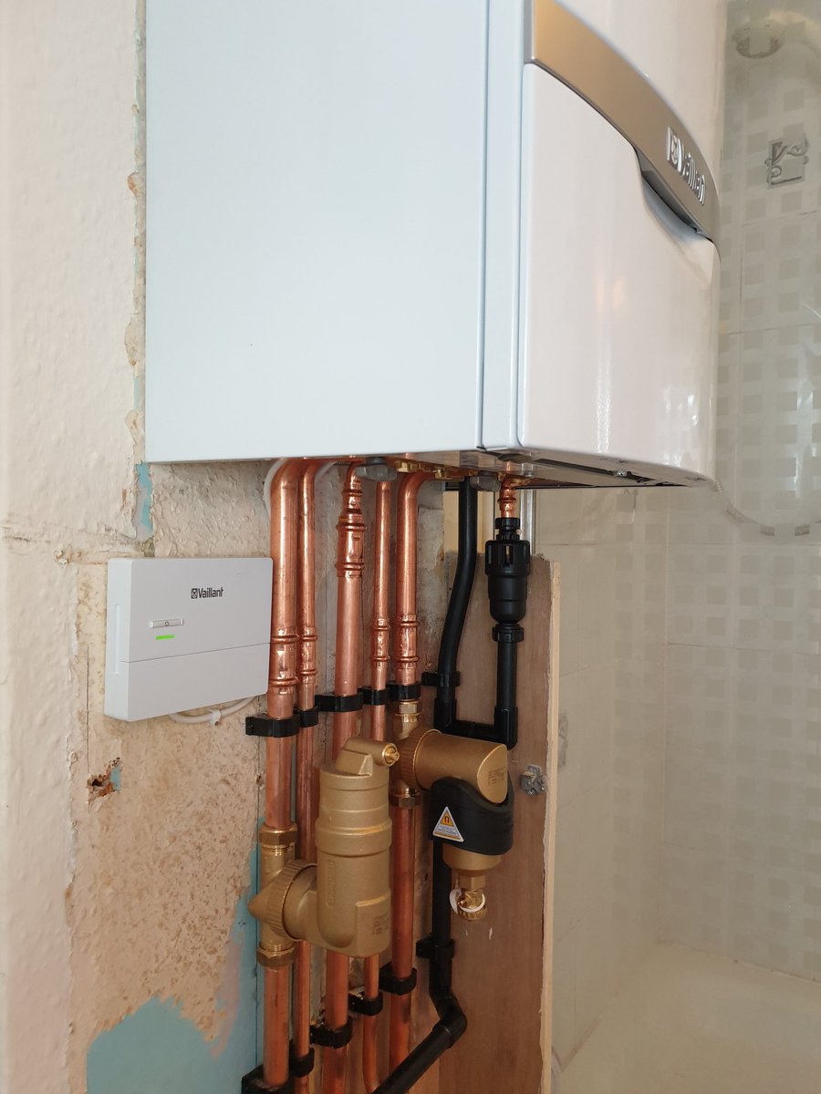 Titanheat's tweet photo. Slinging today in #weymouth
Old ariston combi out and in was a new @vaillantuk ecotec plus 825 with the new #sensohome controller. We @thoroughflush the system and added a pair of @SpirotechUK
All fittings were @ConexBanninger and I also fitted a awesome @TeslaUK tun #advance https://t.co/E9ypbTca0g