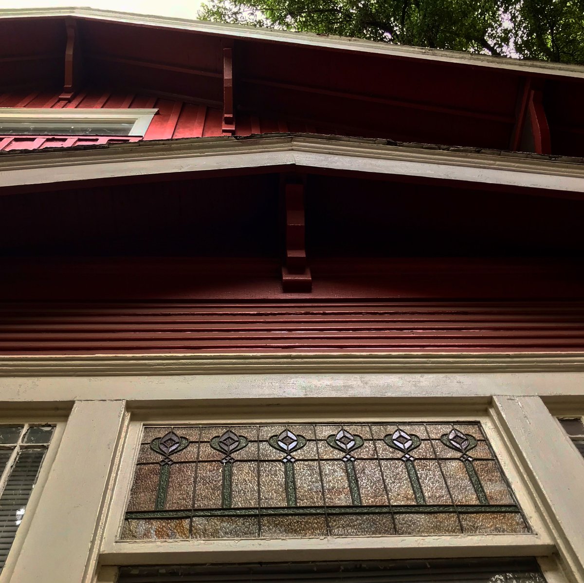 HoustonPlanning's tweet photo. Historic Preservation Planner Caitlin Mee snapped pics of neighboring houses in the Avondale West historic district. The charming leaded glass windows are being preserved with the help of our Historic Preservation team. #HistoricPreservation #HistoricHouston #HoustonPlanning https://t.co/PDZk75Wc3Y