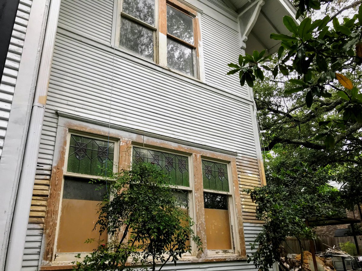 HoustonPlanning's tweet photo. Historic Preservation Planner Caitlin Mee snapped pics of neighboring houses in the Avondale West historic district. The charming leaded glass windows are being preserved with the help of our Historic Preservation team. #HistoricPreservation #HistoricHouston #HoustonPlanning https://t.co/PDZk75Wc3Y