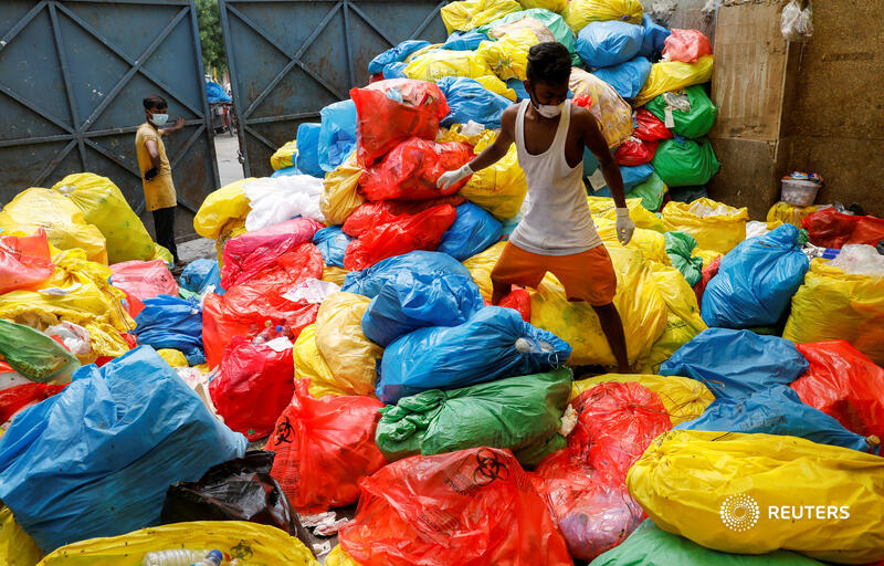 Reuters's tweet photo. Increasing amounts of biomedical waste have been arriving at an enormous landfill site on the outskirts of New Delhi. Experts say it’s a result of the pandemic and a huge risk for those who work there https://t.co/yaDqGRaFD2 https://t.co/mpmVb8OScy