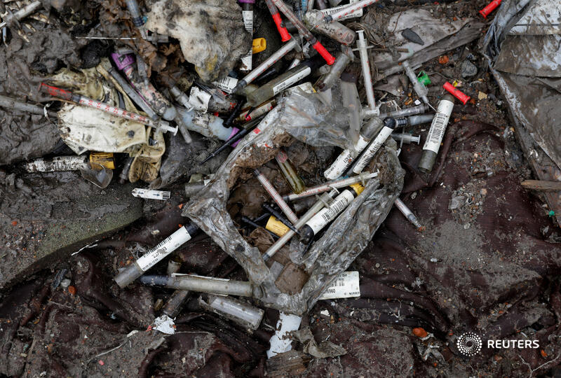 Reuters's tweet photo. Increasing amounts of biomedical waste have been arriving at an enormous landfill site on the outskirts of New Delhi. Experts say it’s a result of the pandemic and a huge risk for those who work there https://t.co/yaDqGRaFD2 https://t.co/mpmVb8OScy