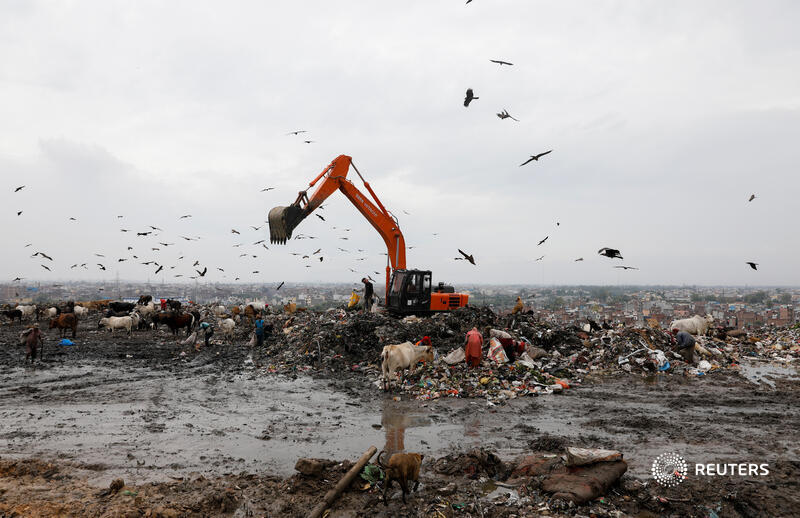 Reuters's tweet photo. Increasing amounts of biomedical waste have been arriving at an enormous landfill site on the outskirts of New Delhi. Experts say it’s a result of the pandemic and a huge risk for those who work there https://t.co/yaDqGRaFD2 https://t.co/mpmVb8OScy