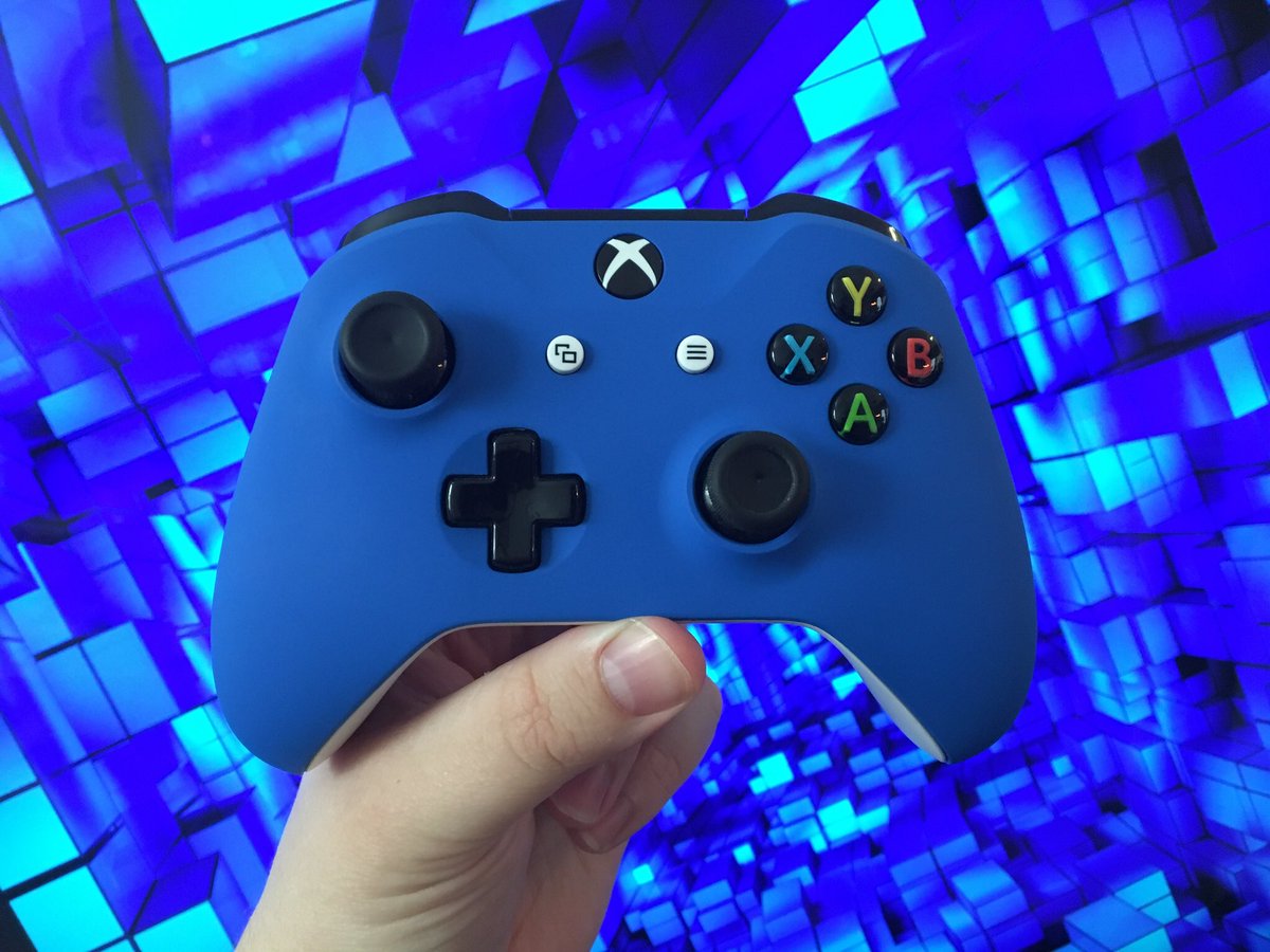 MandoBrando2435's tweet photo. Just got this new blue shell for the Xbox controller. #Warzone #HaloInfinite #Xbox #Gaming #gamingcommunity https://t.co/HsSBj2sd9q