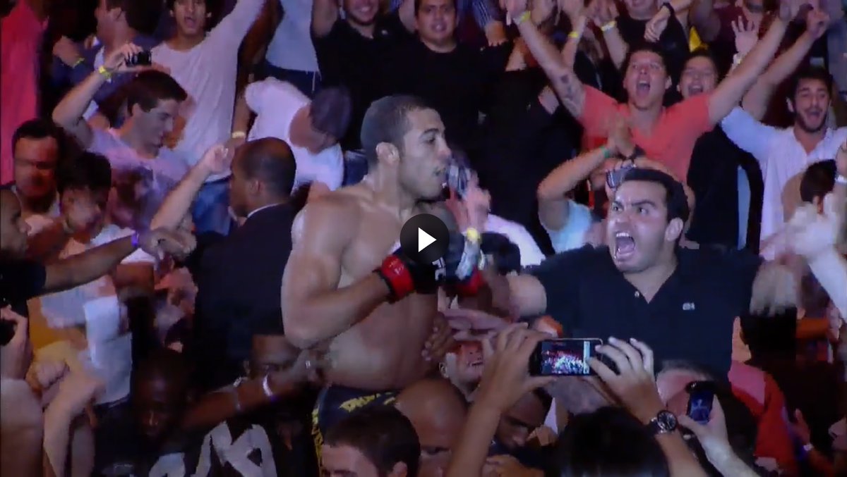 marbarone's tweet photo. Amigos, o @raphamarinho e eu estamos atrás deste fã, de camisa polo azul, que comemora a vitória do José Aldo contra o Chad Mendes, no UFC Rio 2, em 2012. Alguém conhece a fera? Quem puder dar RT para ajudar... https://t.co/PTXx9j4EvN