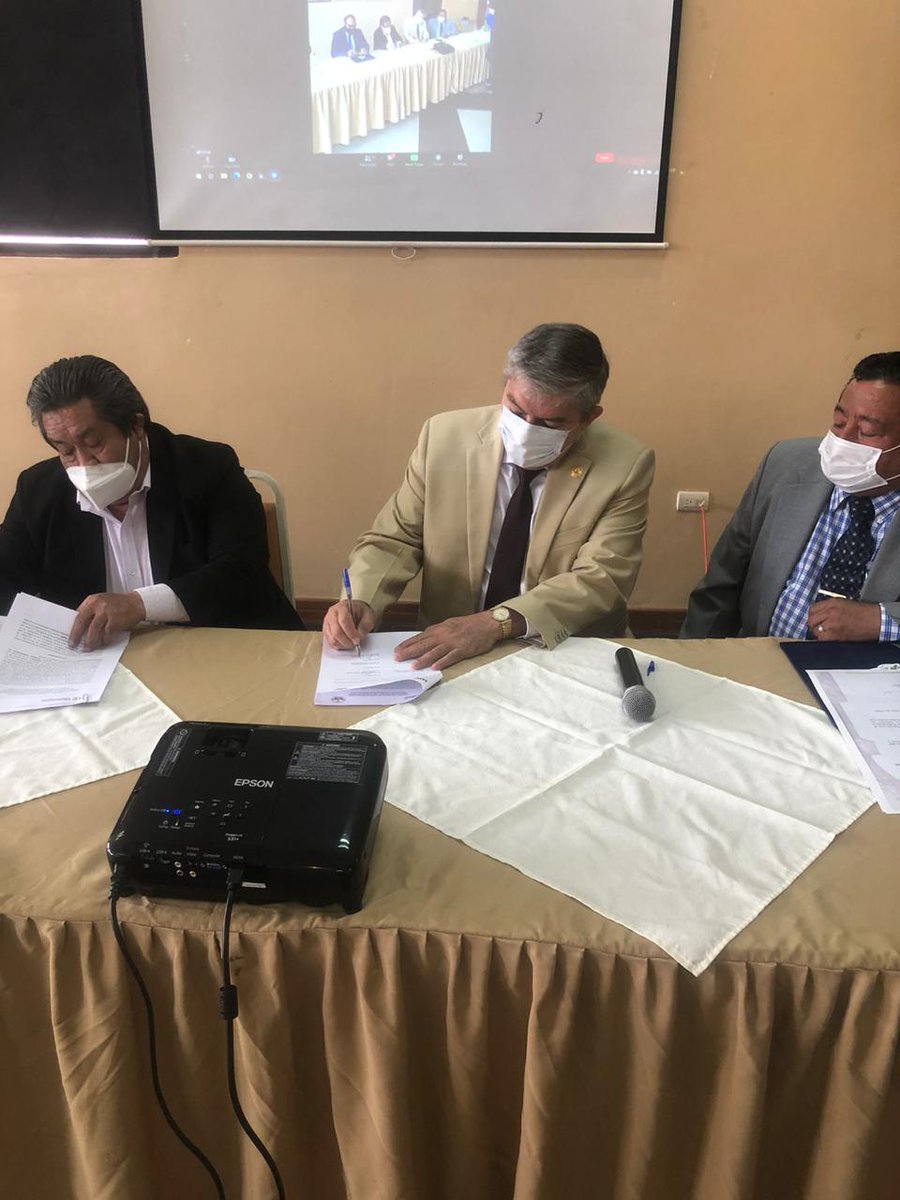 monse300688's tweet photo. El SindicatodeChoferesProfesionalesdelAzuay firma convenio con el @InstitutoUniversitarioCarlosSoublette de Venezuela para crear un Instituto y obtener títulos intermedios tecnológicos, ademas se capacitará para obtener título de Bachiller acelerado @EducacionZ6_Ec @complicefm https://t.co/quwd2jmYvr