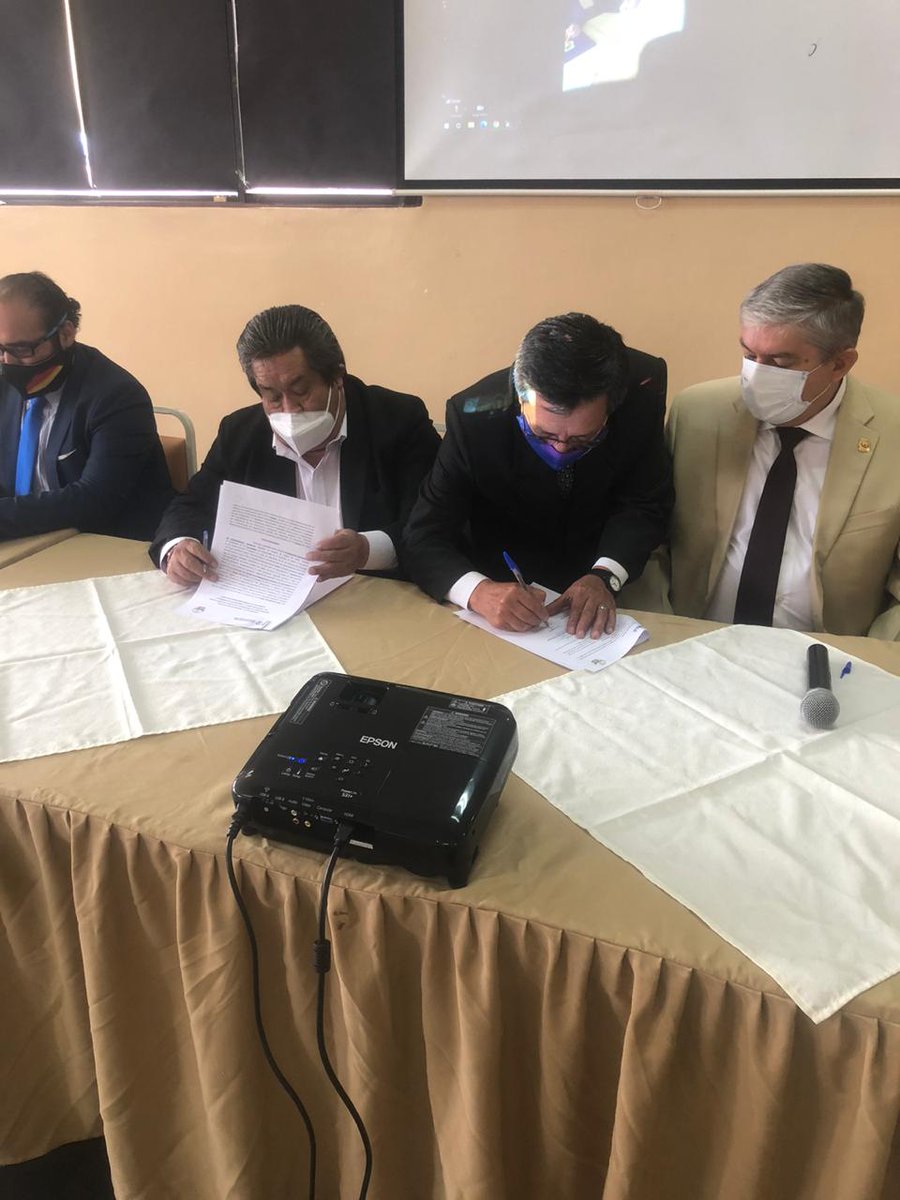 monse300688's tweet photo. El SindicatodeChoferesProfesionalesdelAzuay firma convenio con el @InstitutoUniversitarioCarlosSoublette de Venezuela para crear un Instituto y obtener títulos intermedios tecnológicos, ademas se capacitará para obtener título de Bachiller acelerado @EducacionZ6_Ec @complicefm https://t.co/quwd2jmYvr