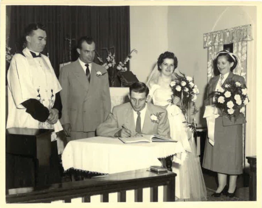 rstocker_sky's tweet photo. «Mein #twitteraccount heißt #Sky* #RonaldStocker – #Born #in #OceanFallsBC – das war für #mich, MY #MOM+#DAD am 8. Juli 1955 ein🔝Ereignis. 1953 wanderte mein Vater von der🇨🇭nach 🇨🇦 aus, meine Mutter folgte ihrer großen Liebe im Frühling 1954.»
#24Juli1954: Heirat meiner Eltern. https://t.co/MV0ZID1zEZ