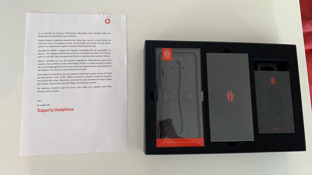 Mirad lo que me ha llegado! Se ve que @esportsvodafone está generoso y me ha mandado un teléfono RedMagic 5G Lite. Está brutal para jugar y puede ser vuestro. Debería sortearlo entre vosotros?? 😏