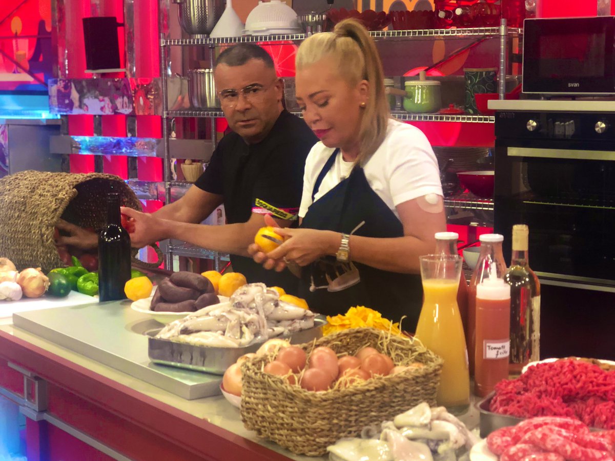 laultimacenat5's tweet photo. Nuestros cocineros ya están en los fogones.... ¿Quién ganará #LaUltimísimaCena? 

🔁RT: @BelenEstebanM y @jjaviervazquez
 
❤️FAV: @terelu_campos y @sandovalizate https://t.co/K3mJkCHzB8