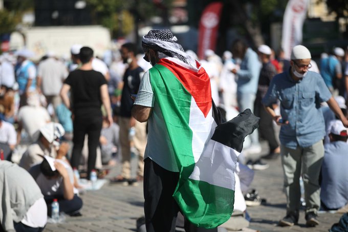 العلم الفلسطينى حاضر فى اول صلاة فى مسجد ايا صوفيا  عقبال ما نصور القدس واحنا بنصلى فية  
