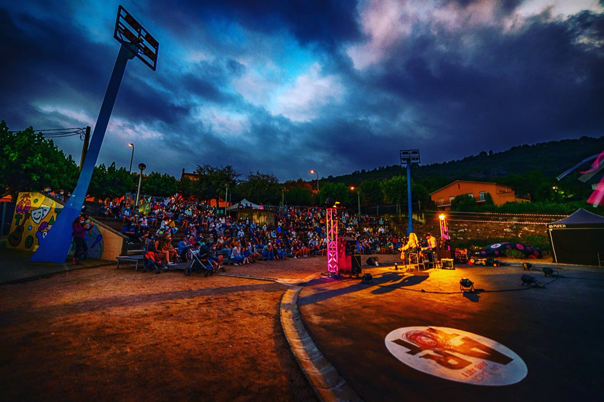 🌤 L'ARTOT, una escletxa de llum!

Gràcies a tot el públic per assistir-hi de manera tan responsable, als voluntaris/es i a totes les companyies per oferir-nos tres setmanes d'esperança en forma de cultura.

📸 <a href="/AlexLiaez/">Alex Liañez</a> 

#ARTOT2020 #Cultura #Sanhi 💙