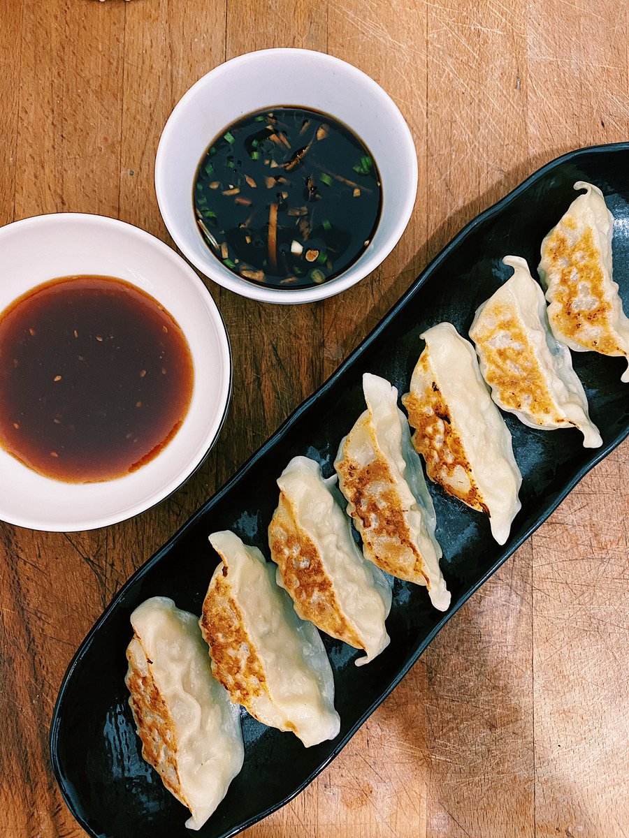 receta_asiatica's tweet photo. Gyozas moment🥟🥟🥟🥢

#gyoza #dumplings #japanesefood #chinesefood #asianfood #potstickers #ñamñam #cocinar #foodporn #dumplinglove #餃子 #煎餃 #鍋貼 #日式煎餃 https://t.co/LpKzPsW8s9