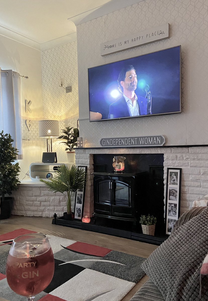 minisheldini's tweet photo. Tonight’s Showtunes (&amp; Gin) Friday plan is a streamed concert by one of my VERY favourite voices @OliverTompsett . Been looking forward to this all day 👍 https://t.co/YHOCeqzQmj