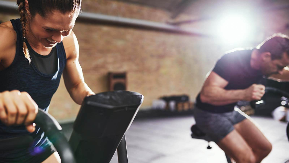 Tenir ses dépenses caloriques, ça va vraiment être la base, quand je vous parle calories c& #39;est respecté votre alimentation avec les macros qu& #39;on a vu au dessus activité: musculation, fitness, course à vitesse moyenne, en pente sur tapis ( marche de préf) ou votre sport favoris
