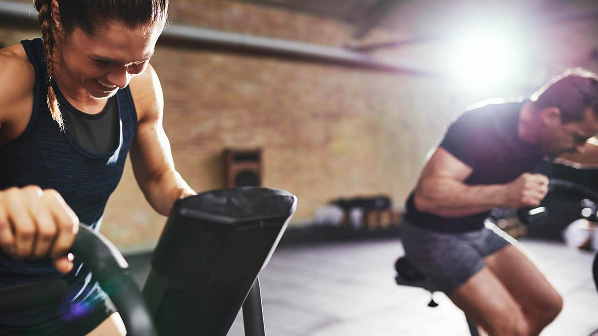 Tenir ses dépenses caloriques, ça va vraiment être la base, quand je vous parle calories c'est respecté votre alimentation avec les macros qu'on a vu au dessus activité: musculation, fitness, course à vitesse moyenne, en pente sur tapis ( marche de préf) ou votre sport favoris