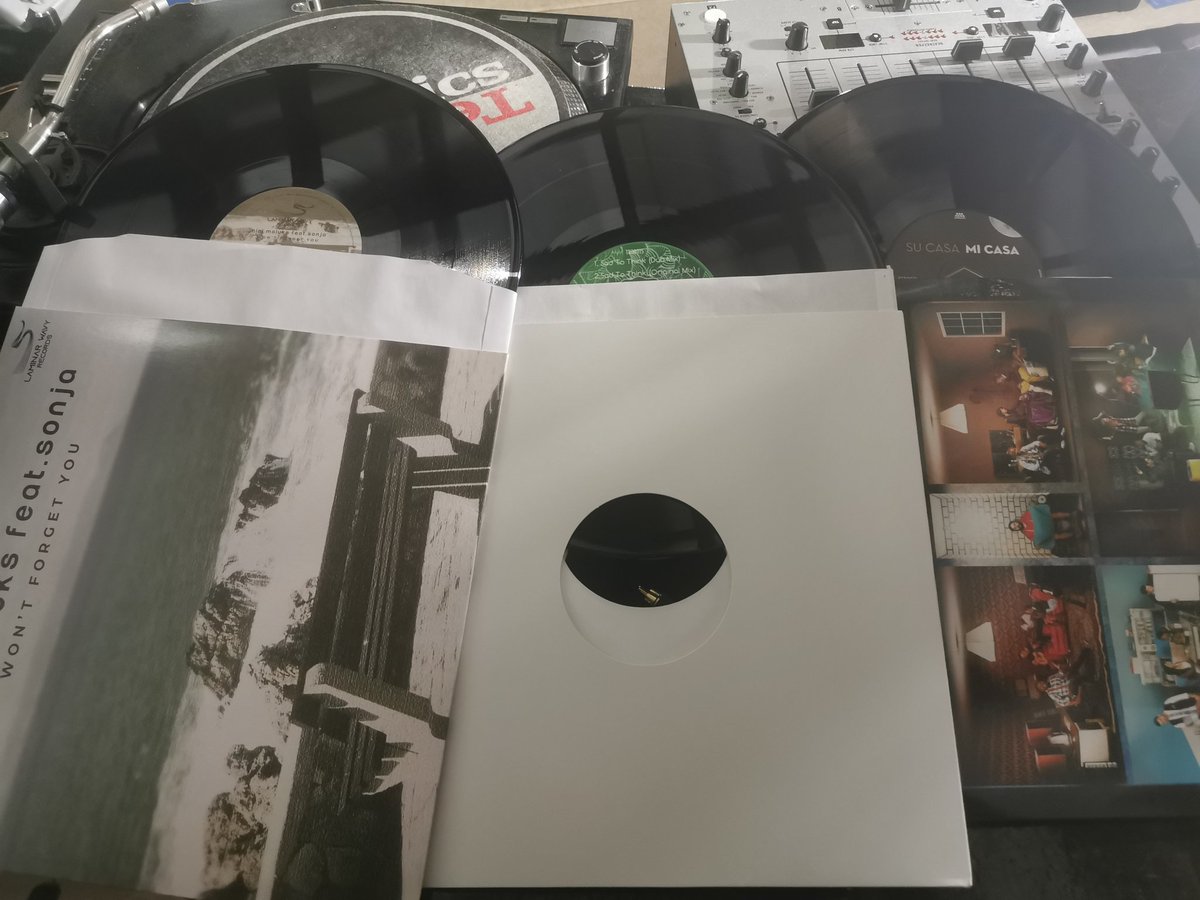 SetlhapeloTso's tweet photo. Friday night serenade courtesy of:
@NiNiMaluks
@sculpturedmusik
@MiCasaMusic
¡Porque mi casa es su casa! #FanPlastic #SAHouseMusic #vinylrecords https://t.co/EjU2DhZkWA