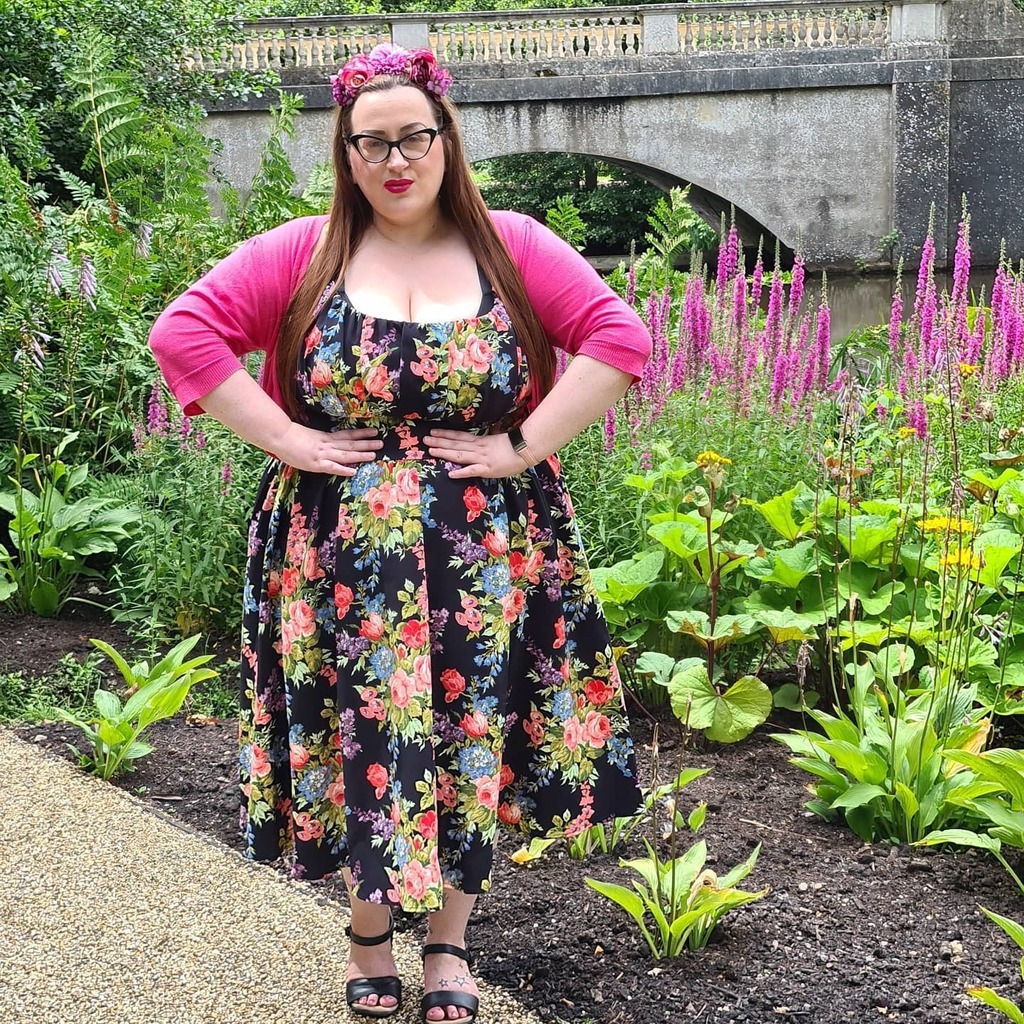 boo_brown's tweet photo. My first day out since March, the gardens were so beautiful and it was nice to just walk among the grass smelling the flowers, simple but something i've missed
.
.
.
.
.
.
.
.
#vixen #floral #savillgarden #headband #vixenbymichelinepitt #plussizeblogge… https://t.co/97zQm7qL4p https://t.co/4GdkGmWcBn