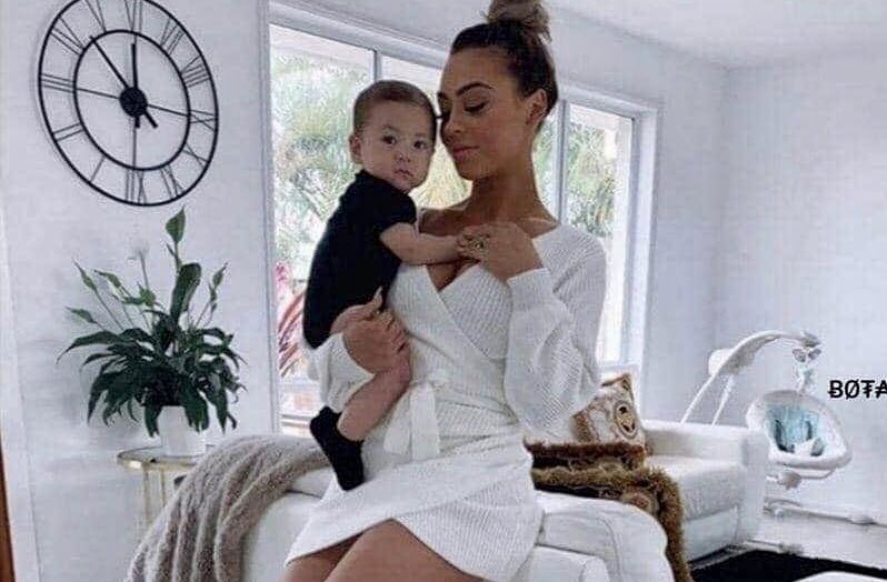 Frau_Rohr's tweet photo. Quand tu es influenceuse mais que tu ne sais pas lire les chiffres romains...
(Bon, déjà, elle tient son enfant à l’endroit) https://t.co/2kwfqgYrMF
